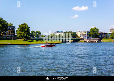 Boote mit Touristen auf Weichsel in Krakau, Polen Stockfoto