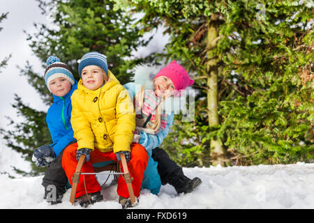 Gruppe von kleinen Kinder Rutsche auf Schlitten im park Stockfoto