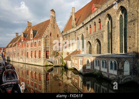 Das Hospital des Johanniterordens oder Sint Jans Hospitaal, durch einen Kanal, Brügge (Brugge), Belgien Stockfoto