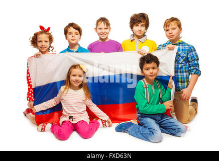 Kinder halten große Flagge der Russischen Föderation Stockfoto