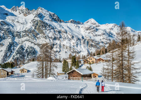 Wanderpaar in Winterlandschaft im Val Fex im Engadin, Graubünden, Schweiz Stockfoto