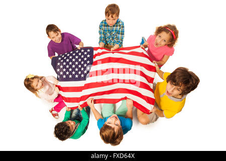 Kinder in einem Kreis um die Flagge von Amerika Stockfoto