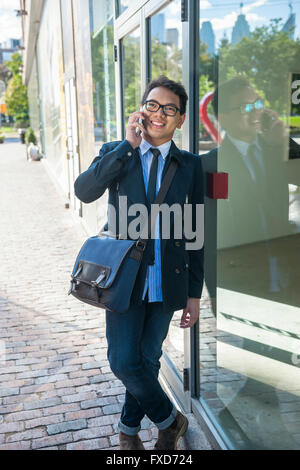 Junge asiatische Geschäftsmann telefonieren mit Handy außerhalb Stadt Straße Stockfoto