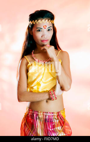 Junge Asiatin als exotische Tänzerin in Studioumgebung Stockfoto