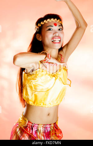 Junge Asiatin als exotische Tänzerin in Studioumgebung Stockfoto