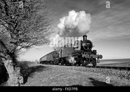 Ivatt Klasse 2-Lokomotive mit einer typischen 50er Jahre gemischte Nebenlinie trainieren während eines Foto-Charter auf der Mid-Hants Eisenbahn. Stockfoto