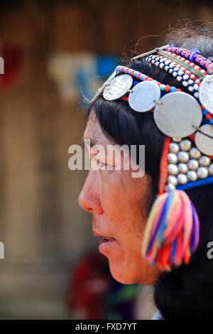 MUANG KHUA, LAOS-Oktober 08, 2015: die Einheimischen kommen, Besuche von Touristen aus Neugier am 08. Oktober Muang Khua Laos zu empfangen. Stockfoto