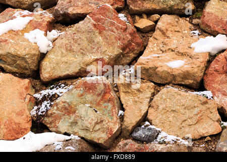 Fragment einer Wand aus einem abgebrochenen Stein in Alpen Stockfoto