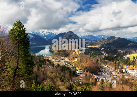 Alpen und Seen an einem Sommertag in Deutschland. Entnommen aus dem Hügel neben Schloss Neuschwanstein Stockfoto