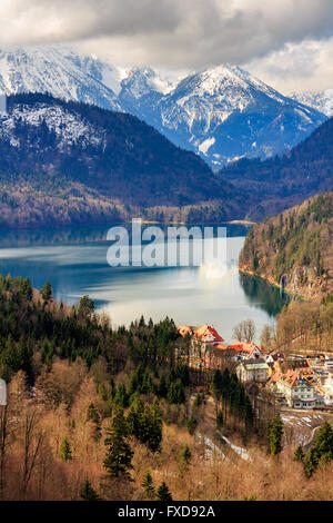 Alpen und Seen an einem Sommertag in Deutschland. Entnommen aus dem Hügel neben Schloss Neuschwanstein Stockfoto