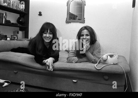 Fotomodel Uta Reichenvater mit Freundin bei einem Fotoshooting, Deutschland 1960er Jahre. Foto Modell Uta Reichenvater und eine Freundin ein Foto schießen, Deutschland der 1960er Jahre. 24 x 36 swNeg 418 Stockfoto