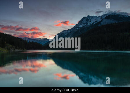 Trübe Stimmung auf zwei Jack Lake, Banff Nationalpark, Kanadische Rockies, Provinz Alberta, Kanada Stockfoto