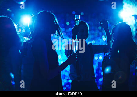 Tänze in blauem Licht Stockfoto