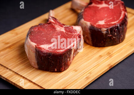 Rohe trocken im Alter von zarten köstliche Tomahawk Steak Stockfoto
