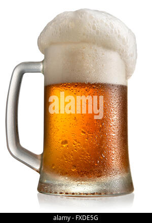 Frostigen Bier im Glaskrug isoliert auf weißem Hintergrund Stockfoto