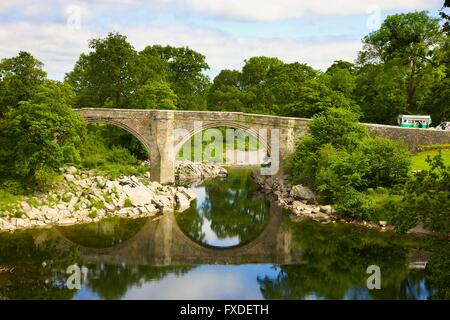 Teufels-Brücke über den Fluss Lune. Rund 1370 gebaut. Kirkby Lonsdale, South Lakeland, Cumbria, England, Vereinigtes Königreich. Stockfoto