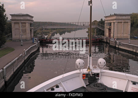 Viking truvor in die erste von sechs Schlösser auf dem Moskauer Kanal, links die Moskwa mit der Wolga, Russland. Stockfoto