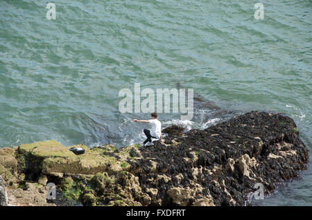 Ein Teenager, Klettern am Fels Pontons in der Nähe der Tinside Lido auf Plymouth Hacke Stockfoto