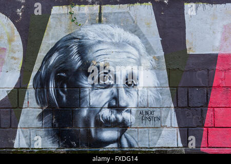 Porträt von Albert Einstein (1879-1955) gemalt an der Wand des Open Air Theater im Park Angiolina in Opatija, Kroatien Stockfoto