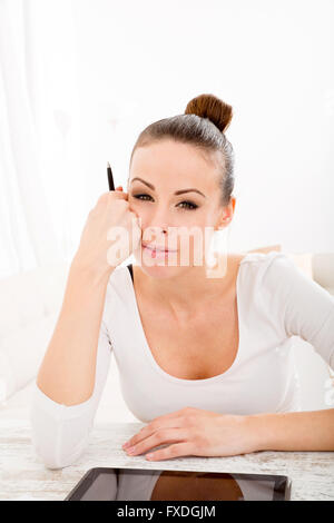 Nahaufnahme der eine junge Frau mit Stift. Stockfoto