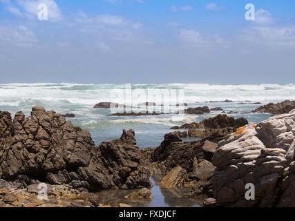 Wellen gegen die Felsen am Kap Agulhas in Südafrika Stockfoto