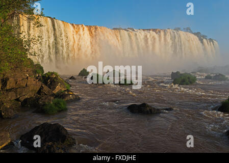 Blick entlang Floriano Falls bei Sonnenuntergang. Iguazu Wasserfälle, Südamerika Stockfoto