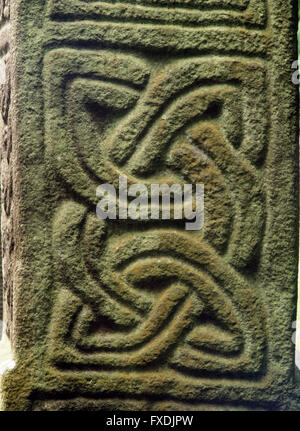 Detail des Knotens der Ewigkeit auf dem W-Gesicht des Schachtes St Brynach freistehendes Kreuz in Nevern Kirchhof, Pembrokeshire (C AD1000). Stockfoto