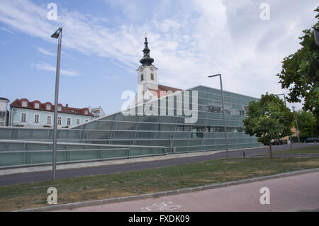 Pfarrkirche und Teile des Congress Center in Linz Stockfoto