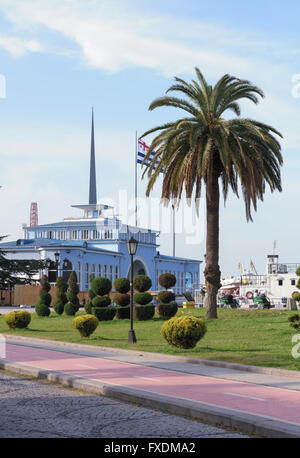 BATUMI, Georgien - APRIL 12: Ansicht des Seehafens Gebäude, 12. April 2016 in Batumi, Georgien. Stockfoto