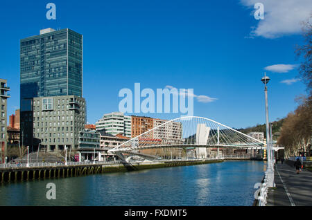 Bilbao, Spanien - 26. März 2016: Zubizuri Brücke, es ist eine moderne Bogenbrücke, die über den Fluss hängt Nervin, Erstellen von Santiago Stockfoto