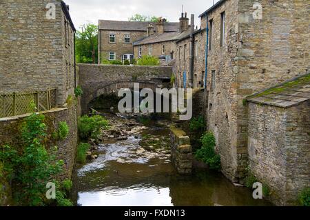 Hawes. Gayle Beck Brücke über einem Nebenfluss des Flusses Ure. Hawes, Wenslydale, Yorkshire Dales National Park, Yorkshire, England Stockfoto