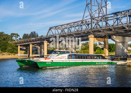 Australien, Sydney Parramatta River, RiverrCat Katamaran Schiff Shane Gould der Weitergabe unter der Ryde-Brücke bei Meadowbank Stockfoto