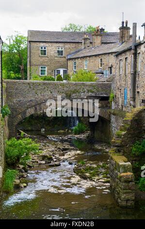 Hawes. Gayle Beck Brücke über einem Nebenfluss des Flusses Ure. Hawes, Wenslydale, Yorkshire Dales National Park, Yorkshire, England Stockfoto