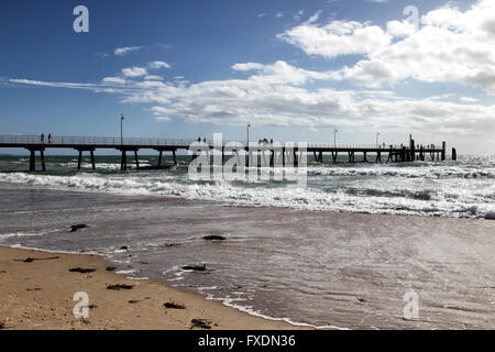 Pier auf den Strand von Glenelg in Adelaide, South Australia, Australien. Stockfoto