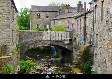 Hawes. Gayle Beck Brücke über einem Nebenfluss des Flusses Ure. Hawes, Wenslydale, Yorkshire Dales National Park, Yorkshire, England Stockfoto