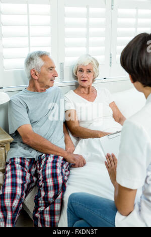 Rückansicht der Ärztin, die Unterstützung der älteren Frau Stockfoto