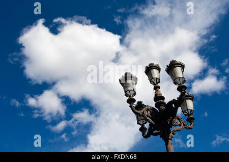 Alten Straßenlaternen vor einem klaren blauen Himmel und weiße Wolken Stockfoto