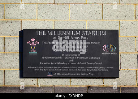 Gedenktafel in englischer Sprache zur Grundsteinlegung des Millennium Stadions, Cardiff, Wales, Vereinigtes Königreich Stockfoto