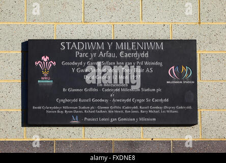 Gedenktafel in Walisisch zum Gedenken an die Grundsteinlegung des Millennium Stadium, Cardiff, Wales, Vereinigtes Königreich Stockfoto