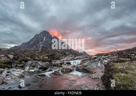 Buachaille Etive Mor und der Fluss Coupall bei Sonnenuntergang Stockfoto