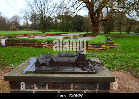 Modell des ehemaligen Blackfriars Kloster mit rekonstruierten Wänden zeigt seine Position in Hintergrund, Bute Park, Cardiff, Wales Stockfoto