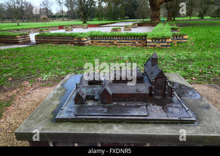 Modell der ehemaligen Blackfriars friary mit rekonstruierten Mauern zeigt seine Lage im Hintergrund, Bute Park, Cardiff, Wales Stockfoto