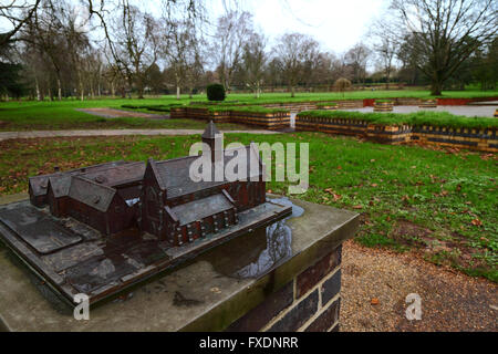 Modell des ehemaligen Blackfriars Kloster mit rekonstruierten Wänden zeigt seine Position in Hintergrund, Bute Park, Cardiff, Wales Stockfoto