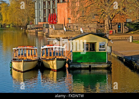 Touristischen Boote vertäut am Fluss Avon im Zentrum von Stratford-upon-Avon, Warwickshire Stockfoto