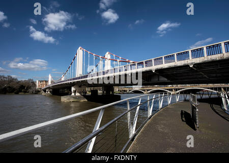 Chelsea Bridge , Battersea Fußgängerbrücke, über die Themse London England, erste selbstverankerte Brücke in England, eröffnet 1937 Fußweg im Vordergrund Stockfoto