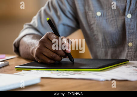 Grafik-Designer arbeitet an seinem Grafiktablett Stockfoto