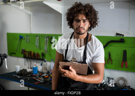 Fahrrad-Mechaniker Holding-Zwischenablage Stockfoto