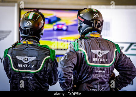 7. Februar 2015: Nr. 10 Bentley Team M-Sport-Mitglieder anzeigen Rennen TV während der Endphase der Liqui Moly Bathurst 12 Stunden auf dem Mount Panorama Circuit in New South Wales, Sydney, Australien. 7. Februar 2016. © Hugh Peterswald/Alamy Live-Nachrichten Stockfoto