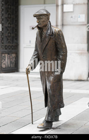 Bronzestatue von Schriftsteller Umberto Saba, Via Dante Alighieri, Triest, Friaul-Julisch Venetien, Italien Stockfoto