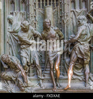 Bronze Skulpturen auf das Eingangsportal der Mailänder Dom, Piazza del Duomo, Mailand, Italien Stockfoto